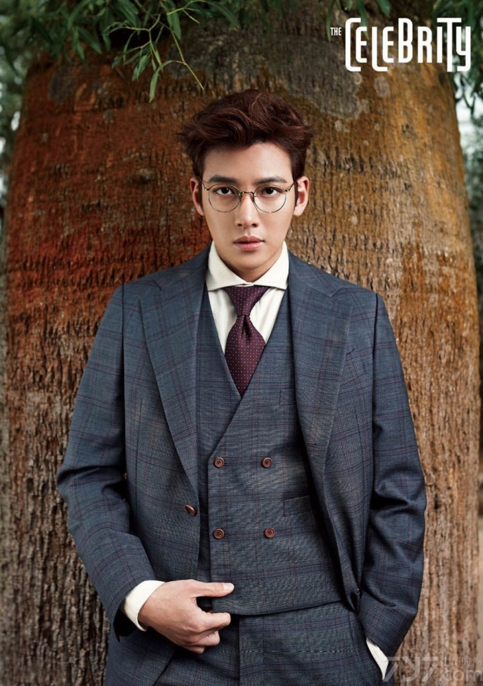 点击大图看下一张：韩国帅哥池昌旭时尚写真演绎暖男魅力