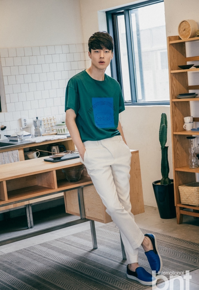 点击大图看下一张：韩国帅哥张基永阳光时尚写真大片