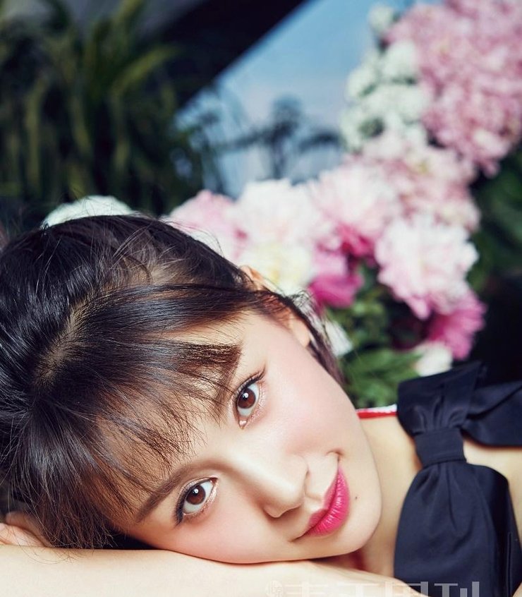 点击大图看下一张：王子文曝最新写真 明媚桃花妆灵气十足