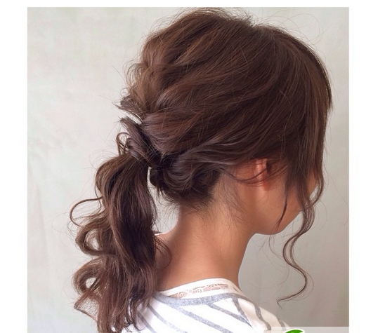 点击大图看下一张:两个气质马尾辫扎发技巧