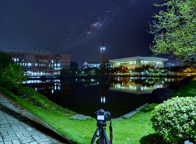 点击大图看下一张：广东培正学院夜景