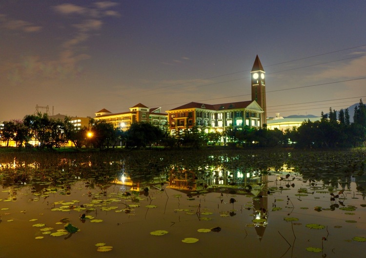 点击大图看下一张：广东培正学院夜景