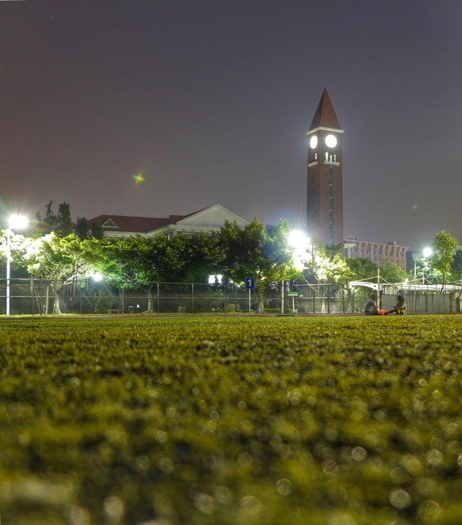 点击大图看下一张：广东培正学院夜景