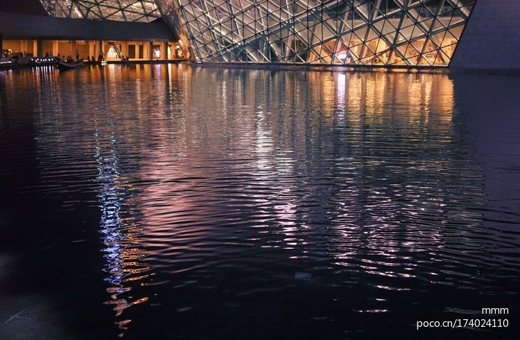 点击大图看下一张：广州大剧院