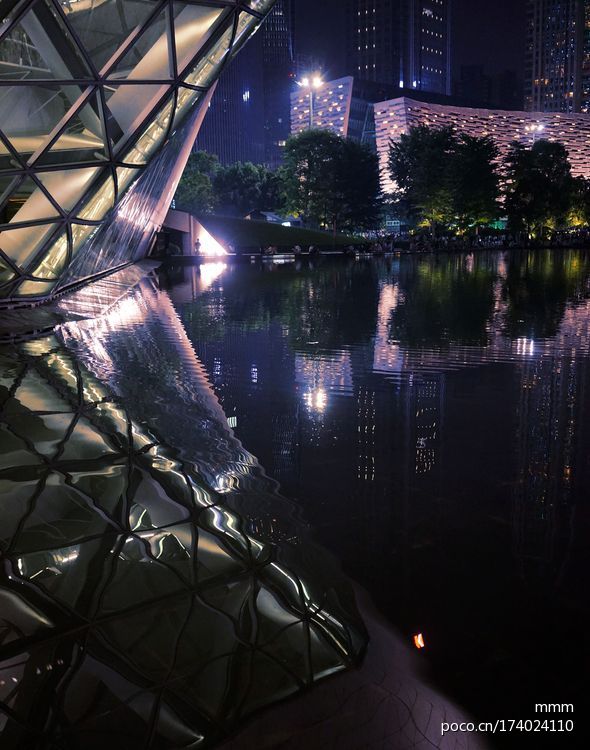 点击大图看下一张:广州大剧院