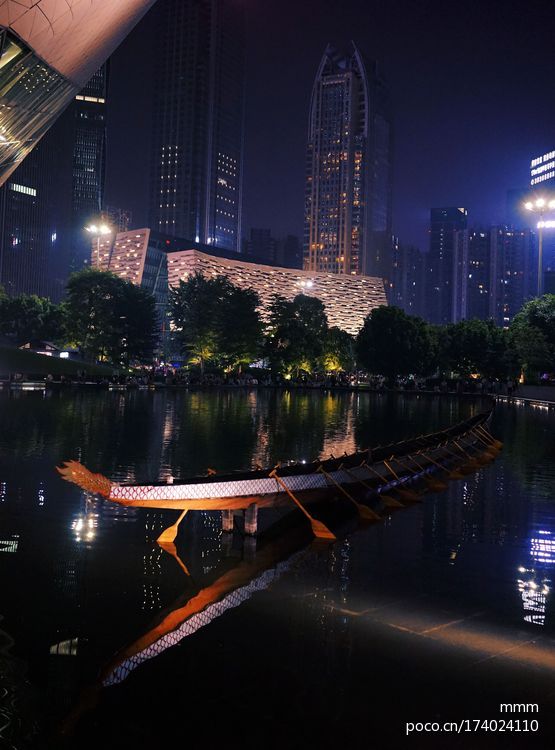 点击大图看下一张:广州大剧院