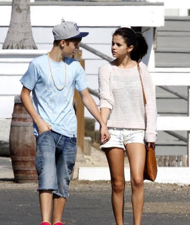 点击大图看下一张：贾斯丁比伯和赛琳娜旧照