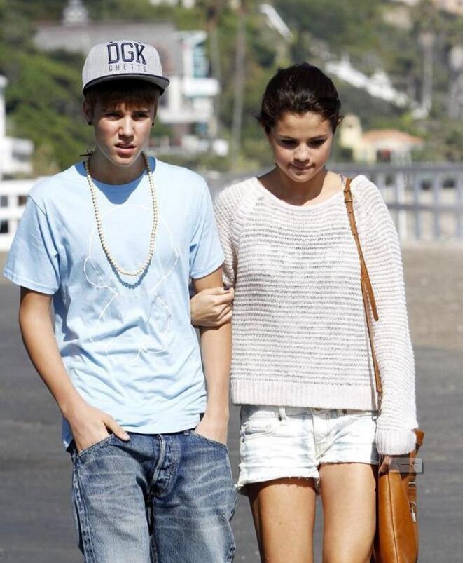 点击大图看下一张：贾斯丁比伯和赛琳娜旧照