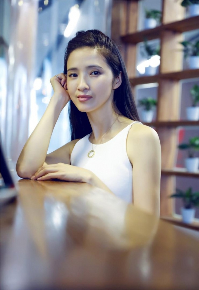 点击大图看下一张：龚蓓苾知性锁骨杀 笑容清新优雅卖萌