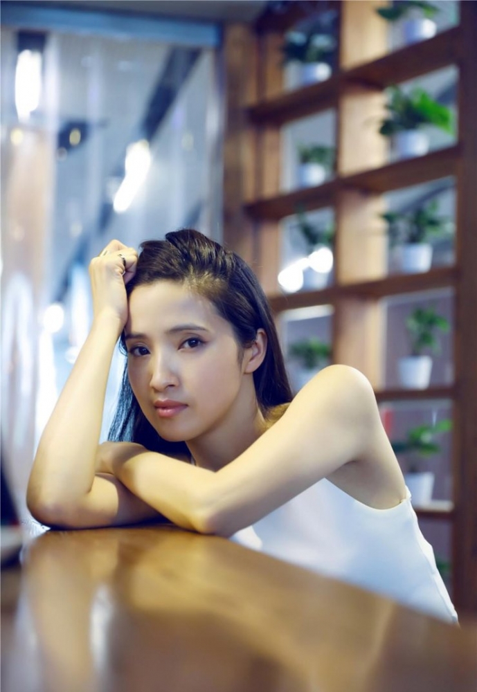 点击大图看下一张：龚蓓苾知性锁骨杀 笑容清新优雅卖萌