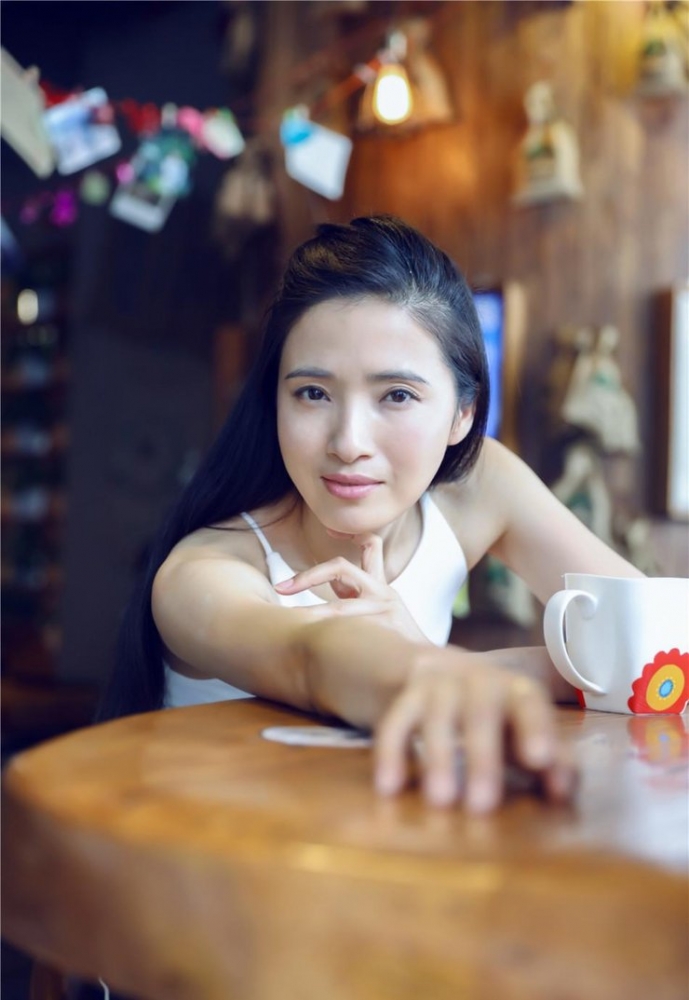 点击大图看下一张：龚蓓苾知性锁骨杀 笑容清新优雅卖萌