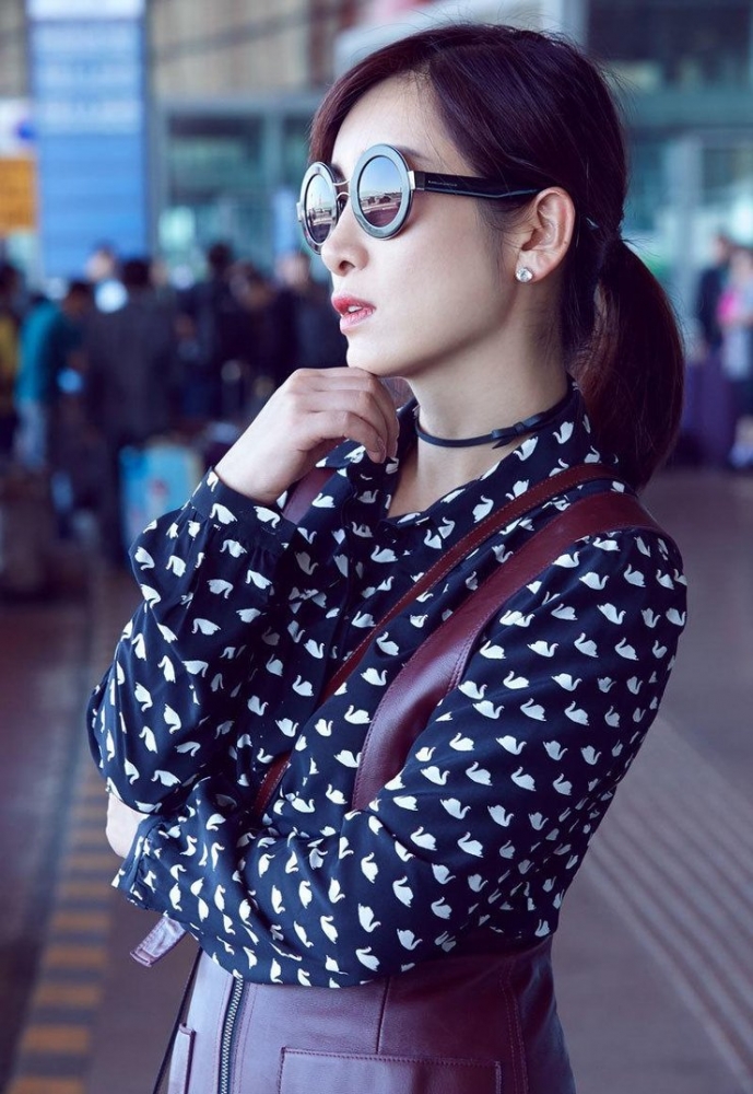 点击大图看下一张：秦海璐启程米兰时装周 初秋潮搭时尚复古