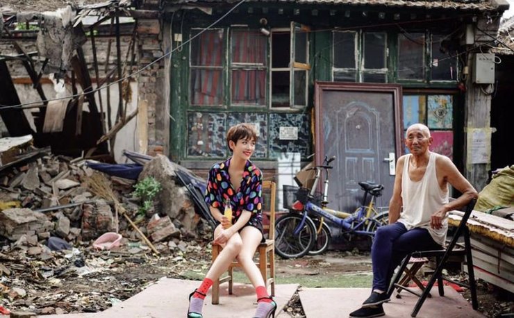 点击大图看下一张：李晓峰最新写真复古红唇娇俏美艳