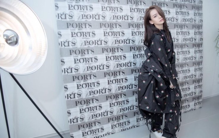 点击大图看下一张：戚薇米兰时装周试装 甜美霸气自由切换