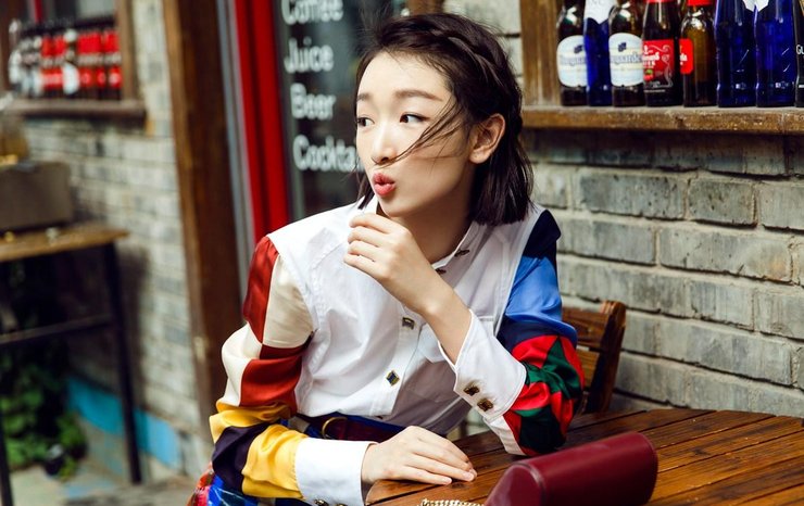 点击大图看下一张：周冬雨早秋写真曝光