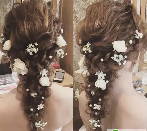 点击大图看下一张：今年流行的花仙子新娘发型