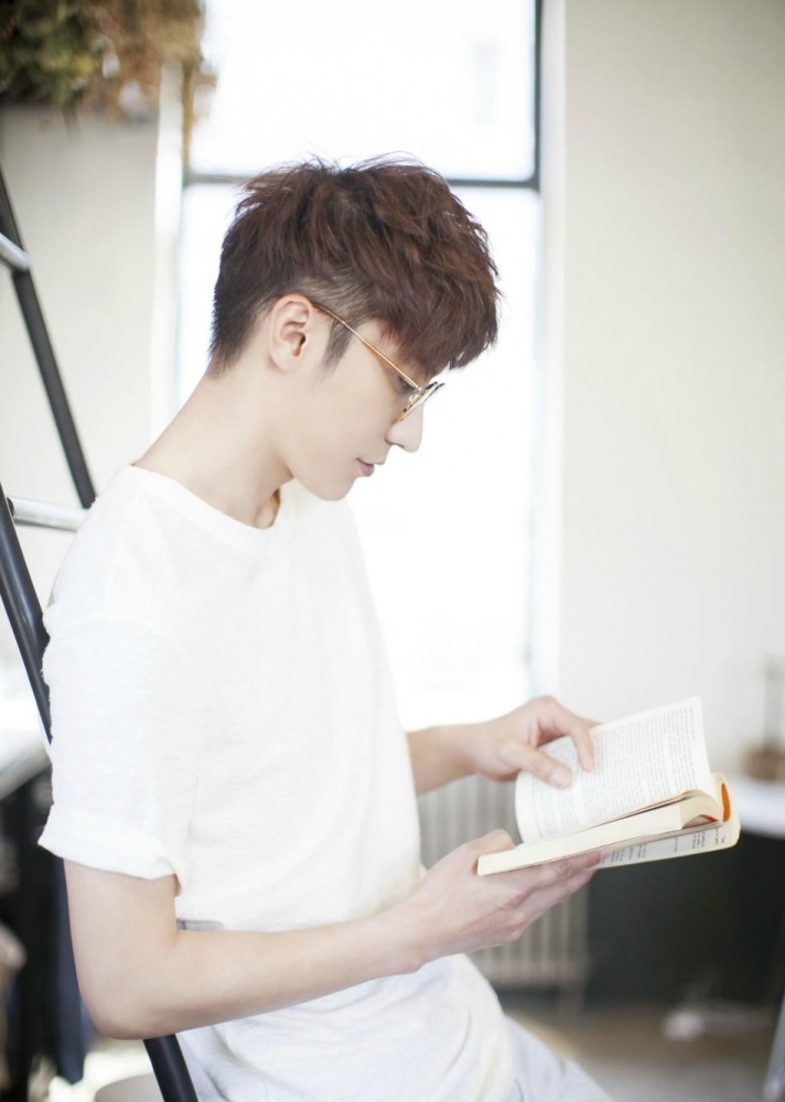 点击大图看下一张：乔任梁写真曝光 阳光帅气笑容灿烂