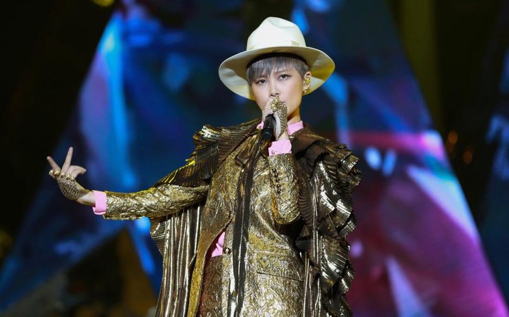 点击大图看下一张：李宇春深圳开唱 舞台炫目造型酷帅