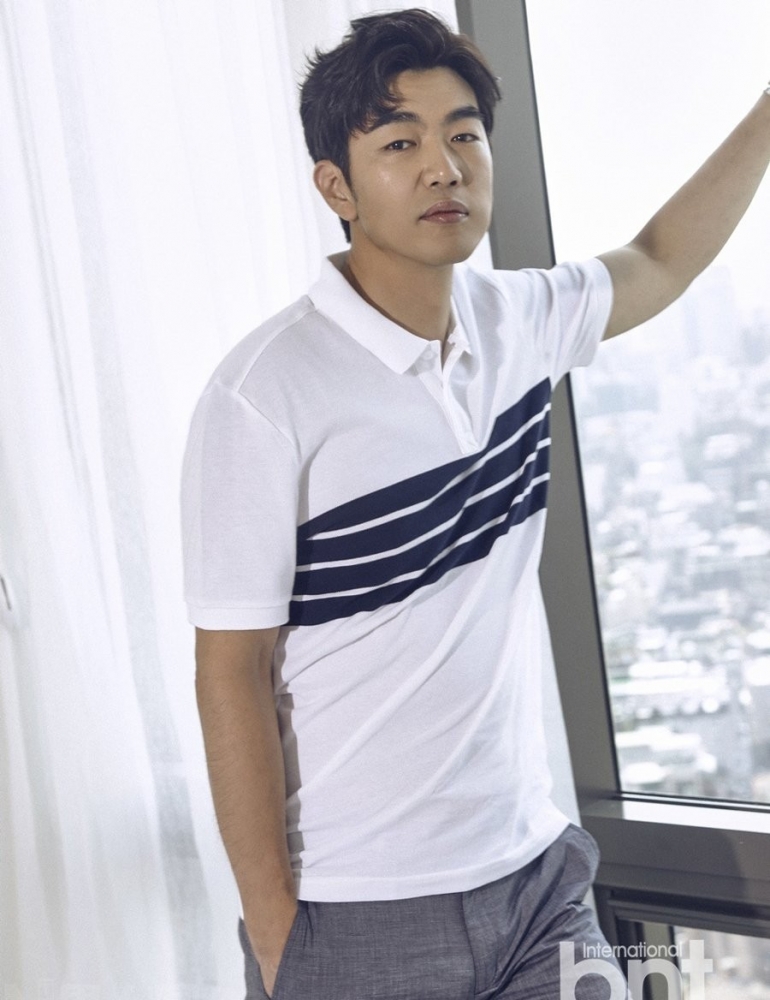 点击大图看下一张：韩国明星李钟赫黑白时尚个性写真