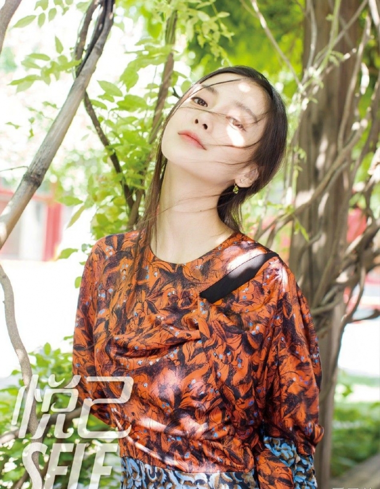 点击大图看下一张：Angelababy写真唯美露香肩美背