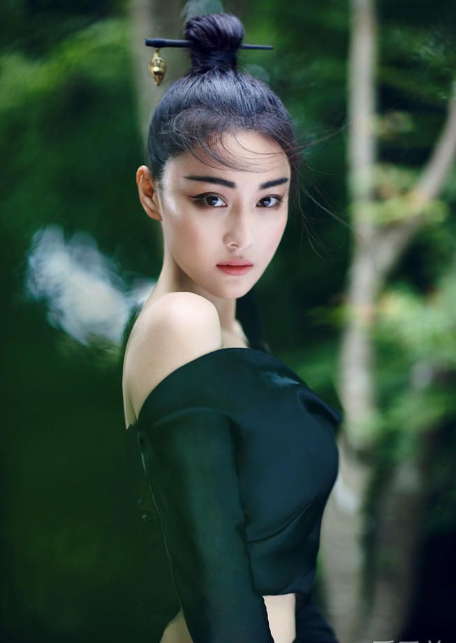 点击大图看下一张：张馨予夏末写真 似清透素莲如画中人