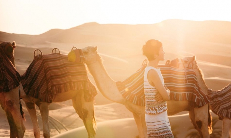 点击大图看下一张:周迅沙漠大片曝光 空灵惊艳似大漠清泉