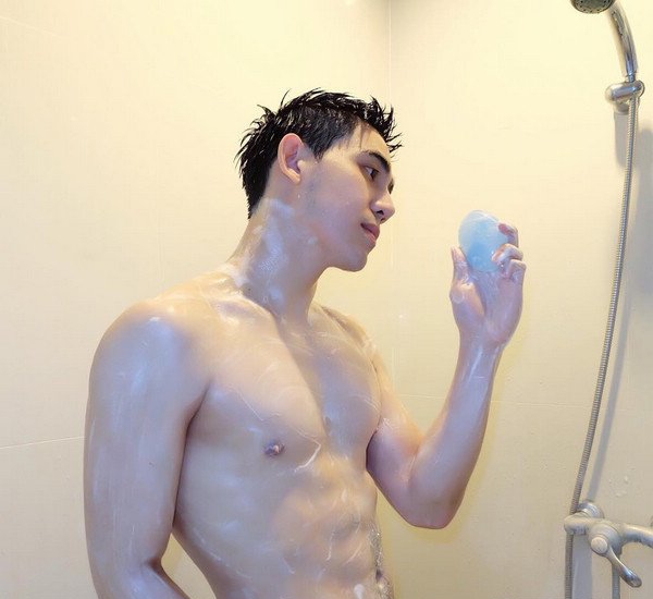 点击大图看下一张：肌肉男捡肥皂