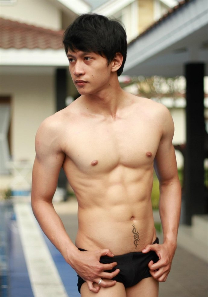 点击大图看下一张:泳池肌肉男 游泳池帅哥