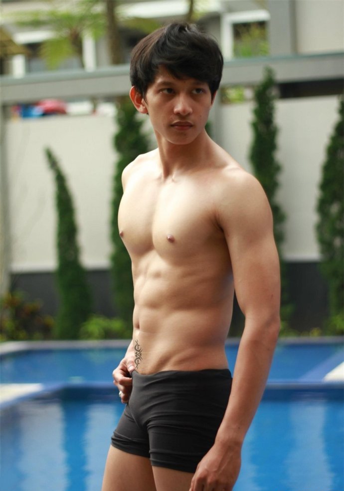 点击大图看下一张:泳池肌肉男 游泳池帅哥