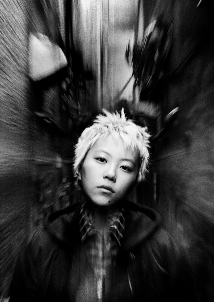 点击大图看下一张：窦靖童冷酷到底 黑白写真大写的帅气