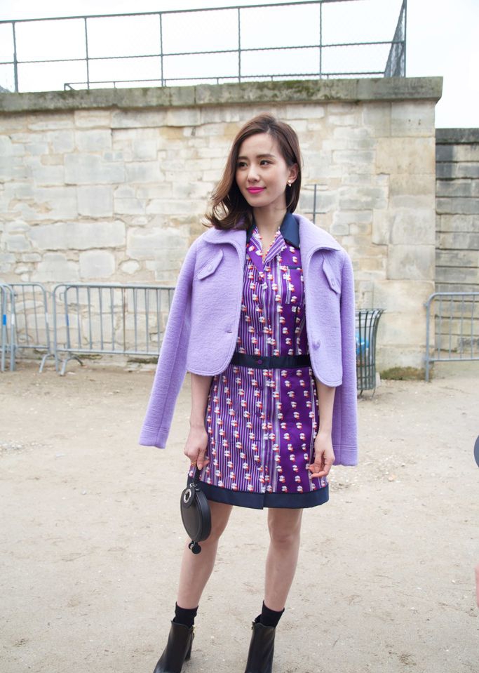 点击大图看下一张：刘诗诗亮相巴黎时装周 紫色造型实力吸睛