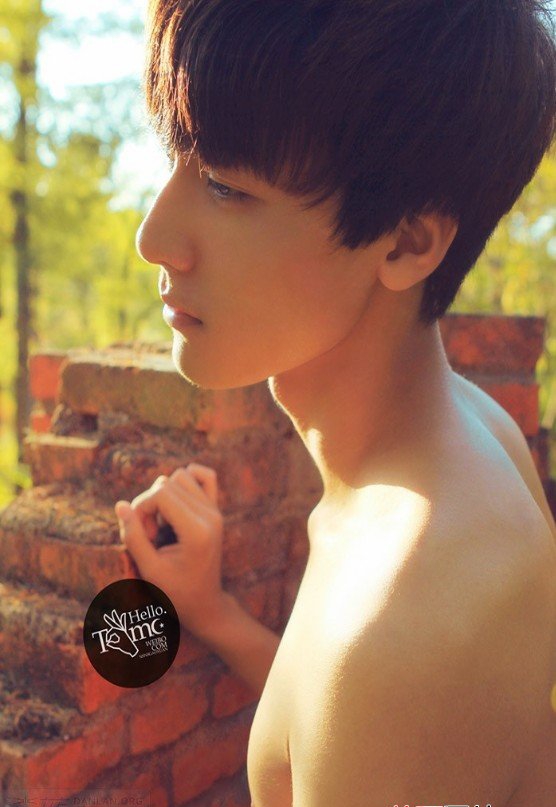 点击大图看下一张：90后清新唯美男体写真 心目中的暖男神