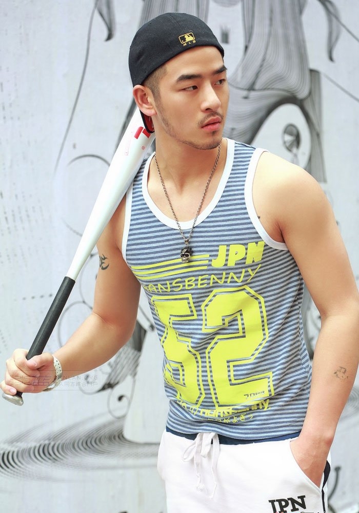 点击大图看下一张：运动型男写真 时尚阳光的帅哥图片