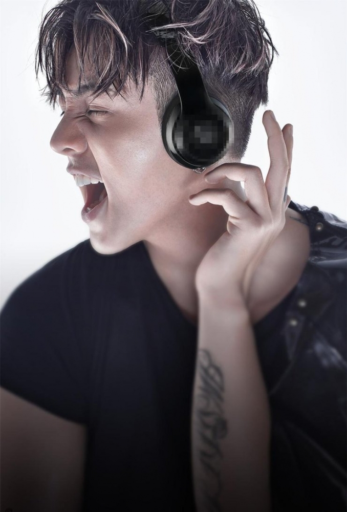 点击大图看下一张：精致侧颜杀!陈伟霆潮酷演绎斯文精英男