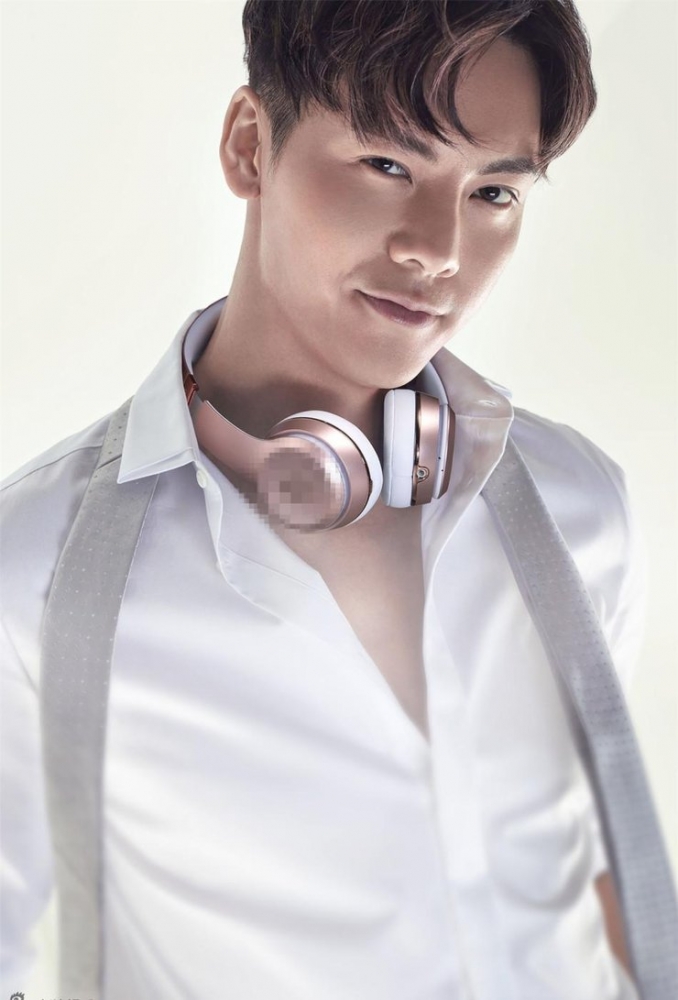点击大图看下一张：精致侧颜杀!陈伟霆潮酷演绎斯文精英男