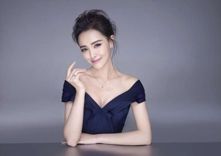 点击大图看下一张：唐嫣深V性感秀美肩 甜美公主优雅大气