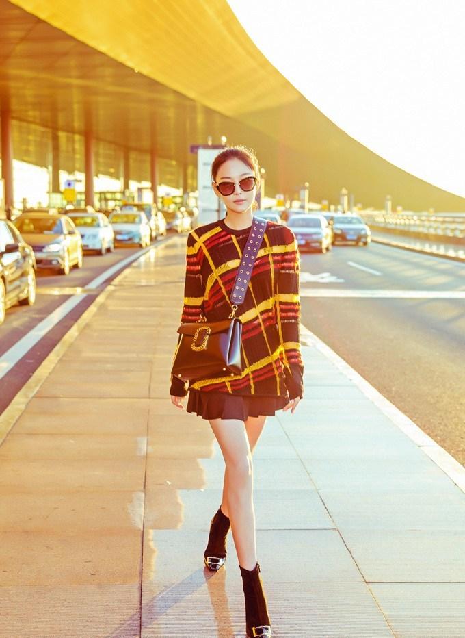 点击大图看下一张：张馨予启程巴黎时装周 扎马尾似少女