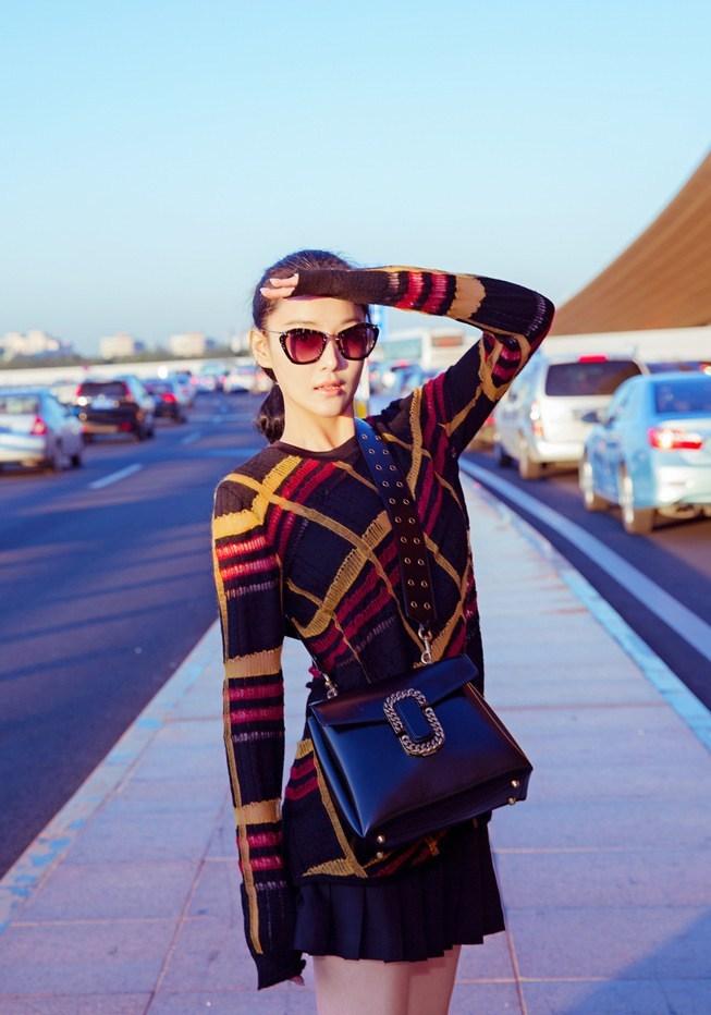 点击大图看下一张：张馨予启程巴黎时装周 扎马尾似少女