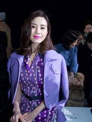 刘诗诗亮相巴黎时装周 紫色造型实力吸睛