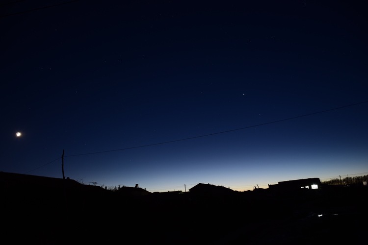 点击大图看下一张：塞北月夜