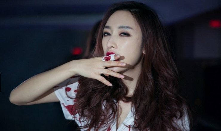 点击大图看下一张：女星张俪挑战大胆万圣节风写真 扮护士娇俏