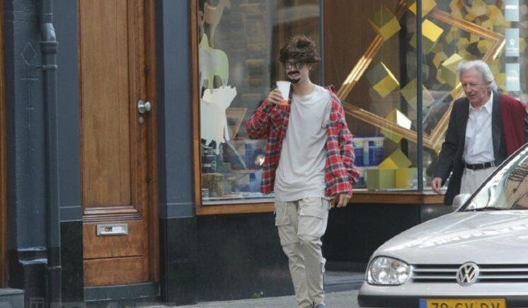 点击大图看下一张:贾斯丁比伯恶搞胡子造型