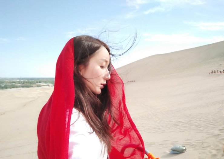 点击大图看下一张：娄艺潇沙漠秀长腿 披红纱巾展异域风情