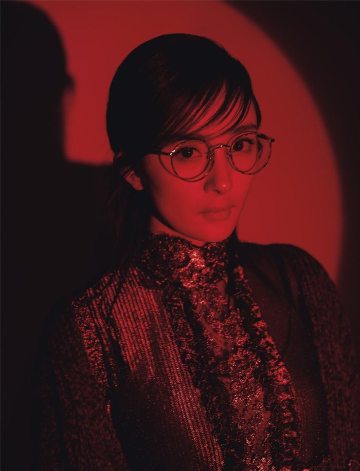 点击大图看下一张：杨幂化身时尚酷女郎 冷峻眼神杀攻气十足