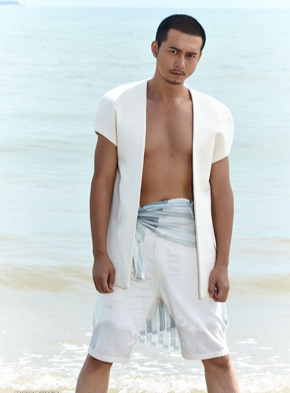 点击大图看下一张:杨奇鸣海边肌肉硬汉写真