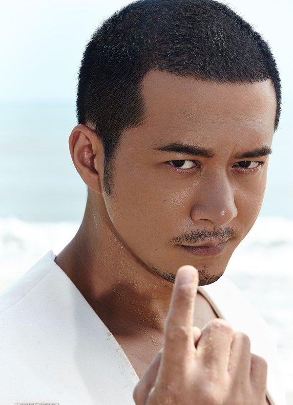 点击大图看下一张:杨奇鸣海边肌肉硬汉写真