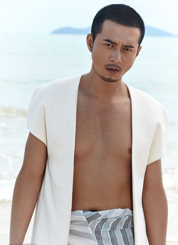 点击大图看下一张：杨奇鸣海边肌肉硬汉写真