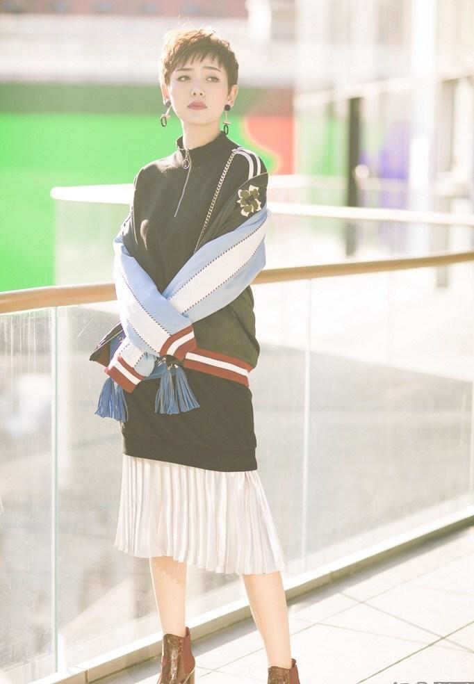 点击大图看下一张:李晓峰秋日时尚街拍 散发时尚魅力