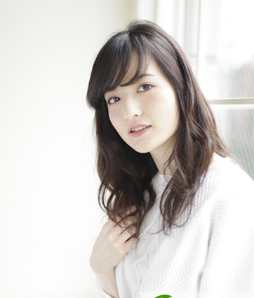 点击大图看下一张：斜刘海气质女生发型