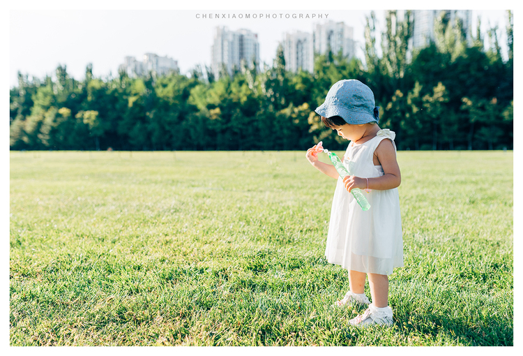 点击大图看下一张：逆光飞翔的童年